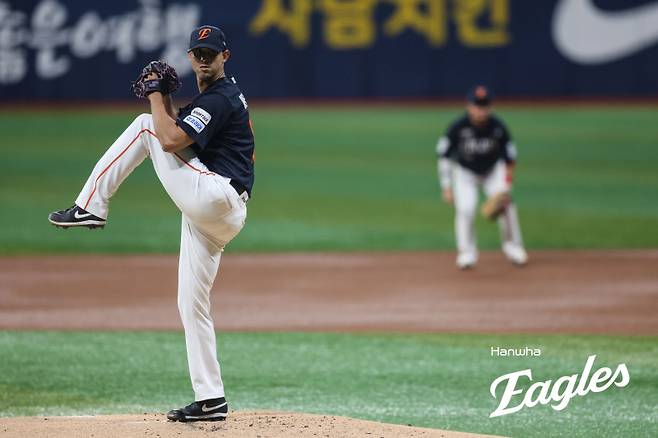 지난 12일 고척 키움전에서 투구하는 에르난데스의 모습. 한화 제공