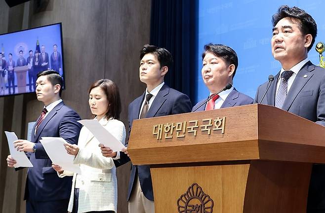 초·재선을 주축으로 한 국민의힘 소장파 모임 '대안과 미래' 이성권 간사(오른쪽 첫 번째)를 비롯한 의원들이 지난 11일 국회 소통관에서 기자회견을 열고 장동혁 대표의 사퇴를 요구하고 있다. 2026.6.11 [사진=연합뉴스]