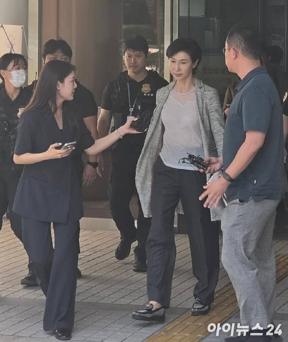 노소영 아트센터 나비 관장이 15일 서울 고등법원에서 열린 재산분할 파기환송심 2차 조정을 마치고 법원 밖으로 나오고 있다. [사진=황세웅 기자]