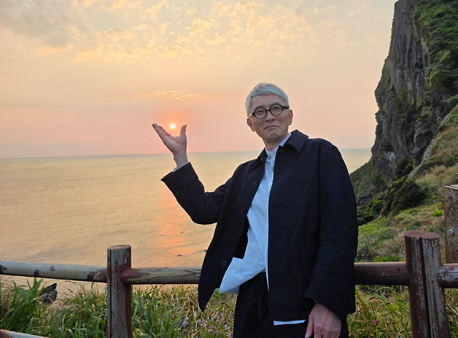 드라마 '고독한 미식가' 주연 배우 마츠시게 유타카씨가 제주 성산일출봉에서 기념 촬영한 사진 (제주자치도 제공)
