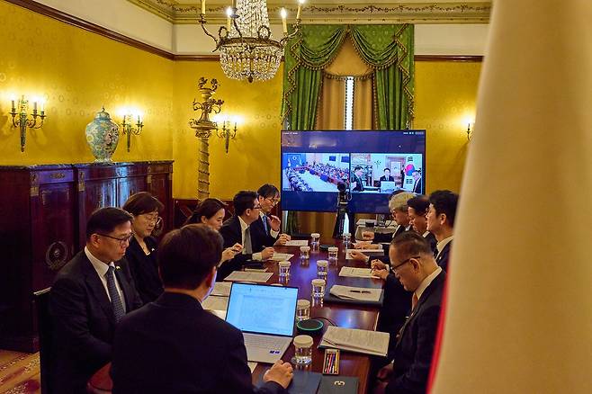 14일 청와대 수석보좌관회의는 이탈리아 시간으로 오후 2시, 한국 시간으로는 오후 9시에 열렸다. 안건은 ‘선관위 국정조사 및 제도 개선 추진 계획’과 ‘투표용지 부족 사태 관련 검경 합동수사본부 발족 및 상황’ 등이었다. 이재명 대통령은 비서관급 이상 참모들과 영상을 통해 소통했다. 전민규 기자