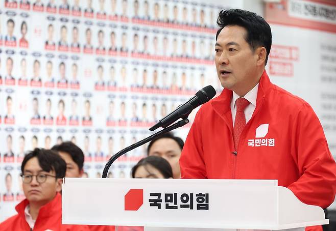 장동혁 국민의힘 대표가 지난 3일 여의도 중앙당사 개표상황실에서 투표용지 부족 사태와 관련한 긴급 기자회견을 하고 있다. 연합뉴스
