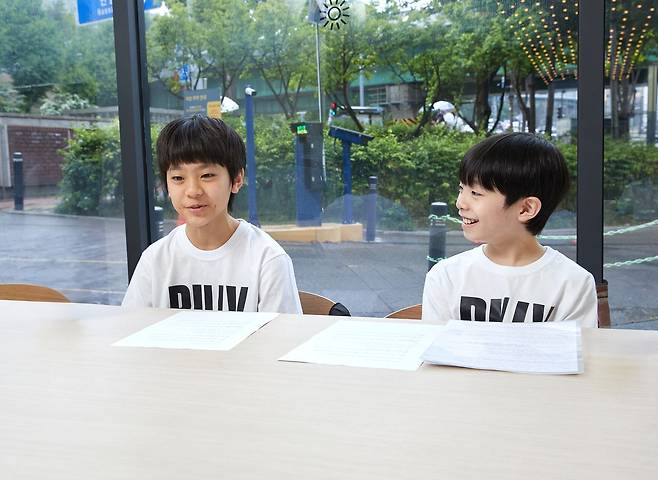 소중 학생기자단과 인터뷰에서 박지후(왼쪽)·조윤우 아역배우는 빌리를 연기하면서 잊을 수 없는 경험을 한다며 행복함을 전했다.