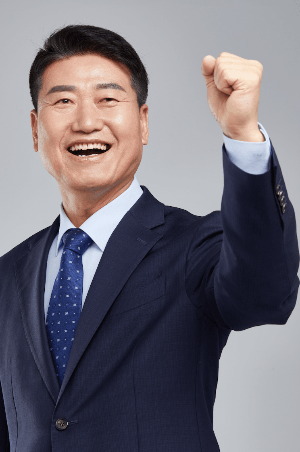 지역 최초 내리 3선 고지를 밟은 함명준 고성군수