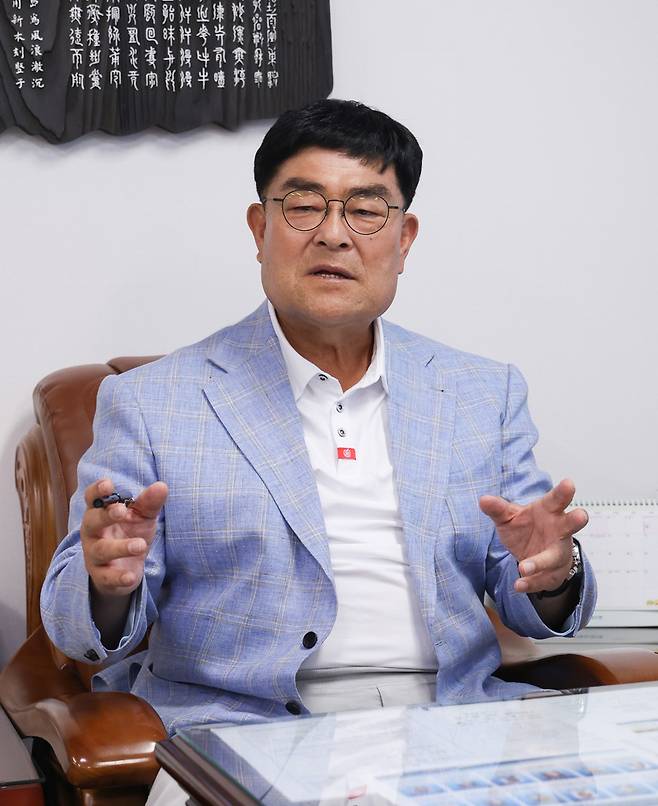 ▲ 재선에 성공한 박상수 삼척시장이 9일 시청에서 진행된 본지와의 인터뷰에서 민선 9기 시정 운영 방향 등에 대해 설명하고 있다.