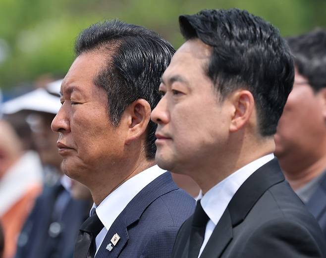 정청래 더불어민주당 대표(왼쪽)와 장동혁 국민의힘 대표가 지난 6일 서울 동작구 국립서울현충원에서 열린 제71회 현충일 추념식에 참석했다. 연합뉴스