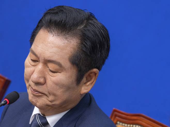 더불어민주당 정청래 대표가 15일 국회에서 열린 최고위원회의에서 도중 생각에 잠겨 있다. 연합뉴스