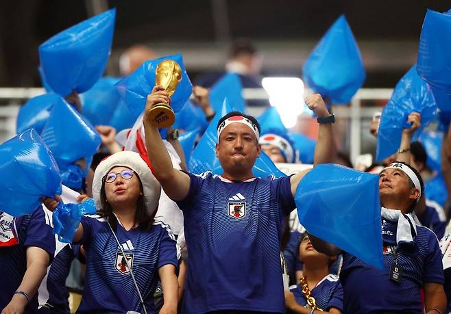 일본 축구팬들이 15일(현지시간) 미국 댈러스스타디움에서 열린 2026 북중미 월드컵 조별리그 1차전에서 파란색 봉투를 활용해 응원전을 펼치고 있다. 로이터연합뉴스