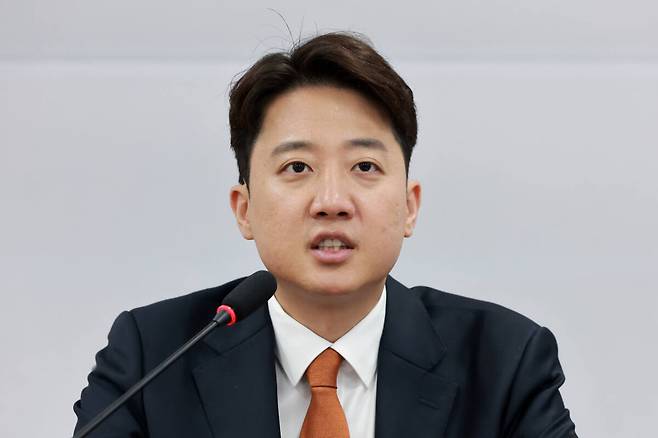 개혁신당 이준석 대표가 15일 국회에서 열린 최고위원회의에 참석해 발언하고 있다. 연합뉴스