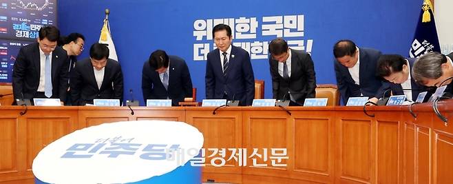 더불어민주당 정청래 대표와 한병도 원내대표, 최고위원들이 15일 국회에서 열린 최고위원회의에 입장하고 있다. 2026.6.15.김재훈기자