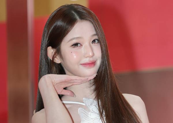그룹 아이브 멤버 장원영이 최근 김포국제공항을 통해 출국하는 과정에서 태도 논란에 휩싸인 가운데 공항의 신원확인 기준을 구체화하라는 민원까지 등장했다. 사진은 그룹 아이브(IVE)의 장원영 모습. /사진=뉴스1