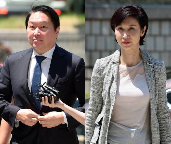 최태원 SK그룹 회장과 노소영 아트센터 나비 관장의 2차 조정기일이 불성립됐다. 사진은 조정기일에 출석하고 있는 최태원 SK그룹 회장(왼쪽부터)과 노소영 아트센터 나비 관장 모습. /사진=뉴시스