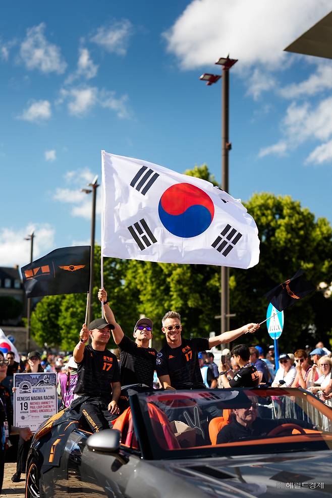 12일(현지시간) 프랑스 르망에서 열린 드라이버 퍼레이드에서 제네시스 X 그란 컨버터블을 운전하는 제네시스 브랜드 파트너 겸 마그마 레이싱 어드바이저 재키 익스(운전석)와 (뒷자리 왼쪽부터) GMR 드라이버 마티스 자비에, 루이스 펠리페 데라니, 안드레 로테러가 퍼레이드를 진행하는 모습. [제네시스 제공]