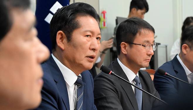 정청래 더불어민주당 대표가 15일 오전 서울 여의도 국회에서 열린 최고위원회의에서 모두발언하고 있다. 이상섭 기자