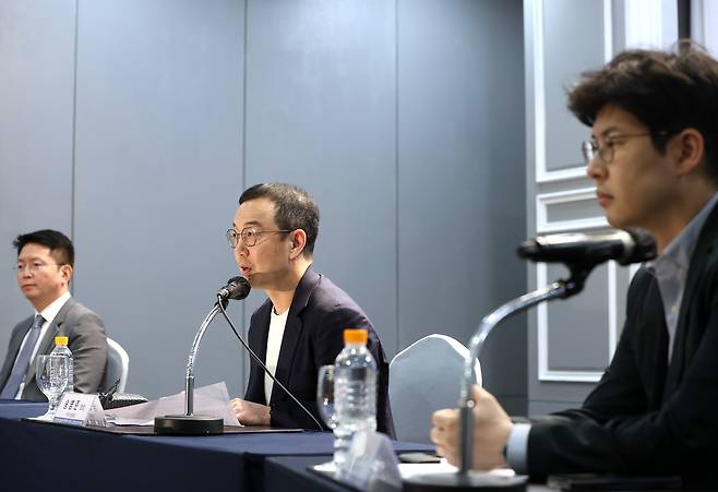 송병준 벤처기업협회장(가운데)이 15일 서울 여의도 켄싱턴호텔에서 열린 자본시장 개편 관련 벤처업계 정책 제안 기자간담회에서 발언하고 있다. 벤처기업협회, 한국벤처캐피탈협회, 코리아스타트업포럼은 금융당국이 추진하는 코스닥 승강제 도입을 유예하고, 중복상장 금지 조항에 벤처기업을 위한 예외 기준을 마련할 것을 촉구했다. [연합뉴스]