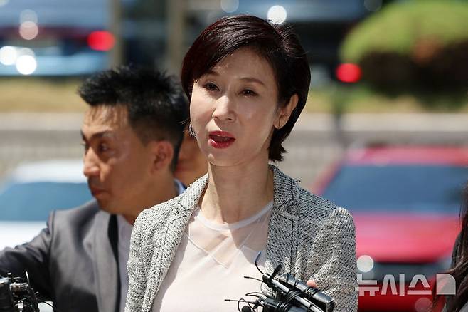[서울=뉴시스] 조성우 기자 = 노소영 아트센터 나비 관장이 15일 서울 서초구 서울고등법원에서 열린 최태원 SK그룹 회장과의 재산 분할 파기환송심 2차 조정 기일에 출석하고 있다. 2026.06.15. xconfind@newsis.com