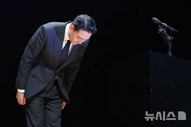 [서울=뉴시스] 권창회 기자 = 홍정도 중앙홀딩스 부회장이 15일 서울 마포구 중앙일보빌딩에서 중앙그룹 계열사 기업회생절차 신청 관련 기자회견을 열고 사과하고 있다. 2026.06.15. kch0523@newsis.com