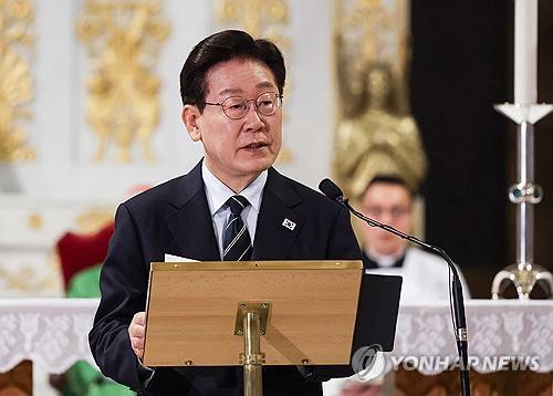 이재명 대통령, '평화와 연대를 위한 특별미사' 기념 연설 (로마=연합뉴스) 한상균 기자 = 이재명 대통령이 14일(현지시간) 이탈리아 로마 성 바오로 대성전에서 열린 '평화와 연대를 위한 특별 미사'에서 기념연설을 하고 있다. 2026.6.14 xyz@yna.co.kr