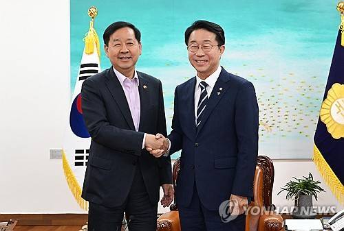 악수하는 조정식 국회의장과 구윤철 부총리 (서울=연합뉴스) 황광모 기자 = 조정식 국회의장(오른쪽)이 15일 국회의장실을 찾은 구윤철 부총리 겸 재정경제부 장관과 악수하며 기념 촬영하고 있다. 2026.6.15 [공동취재] hkmpooh@yna.co.kr