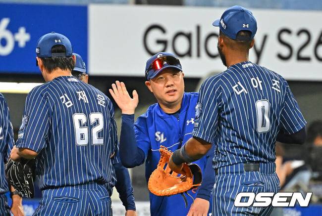 [OSEN=대구, 이석우 기자] 14일 대구삼성라이온즈파크에서 2026 신한 SOL KBO 리그 삼성 라이온즈와 SSG 랜더스의 경기가 열렸다. 홈팀 삼성은 양창섭이, 방문팀 SSG는 해치가 선발 출전했다. 삼성 라이온즈 박진만 감독이 SSG 랜더스에 10-8로 역전승하고 디아즈와 기쁨을 나누고 있다. 2026.06.14 / foto0307@osen.co.kr