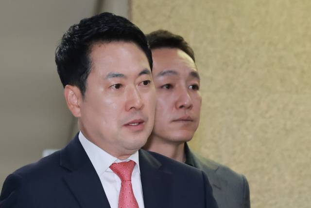 ▲국민의힘 장동혁 대표가 15일 국회에서 열린 긴급 최고위원회의에 참석하고 있다. 오른쪽은 김민수 최고위원.ⓒ연합뉴스