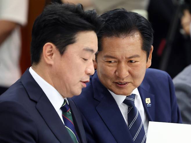 정청래 더불어민주당 대표와 강훈식 대통령 비서실장이 15일 오후 서울 마포구 연세대학교 김대중도서관에서 열린 ‘6·15남북정상회담 26주년 기념식 및 특별강연’에서 대화를 나누고 있다.  뉴스1