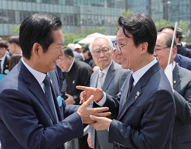 김민석 국무총리(오른쪽)와 정청래 민주당 대표가 6월10일 서울 종로구 광화문광장에서 열린 6·10 만세운동 기념식 행사장에서 악수하고 있다. ⓒ연합뉴스