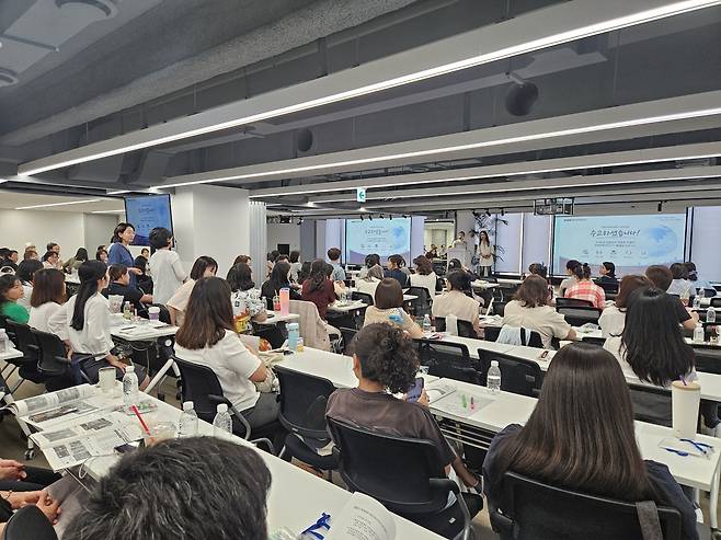 KMI 한국의학연구소 홍현아 본부장이 13일 진행된 역량강화 교육에서 수강생과 질의응답을 하고 있다