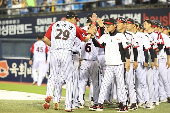 LG 손주영(왼쪽)이 14일 잠실 롯데전을 6-1 승리로 마친 뒤 염경엽 감독과 하이파이브를 하고 있다. 사진제공|LG 트윈스