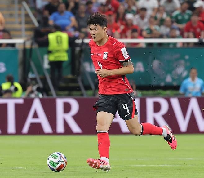 축구대표팀 수비수 김민재가 12일 북중미 월드컵 체코전에서 드리블 하고 있다. 연합뉴스