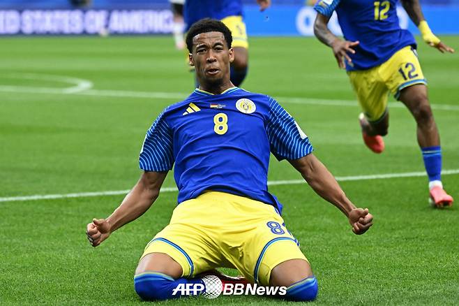 퀴라소 축구 국가대표팀 리바노 코메넨시아가 자국 월드컵 역사상 첫 경기에서 첫 득점에 성공한 뒤 골 세리머니를 하고 있다. /AFPBBNews=뉴스1