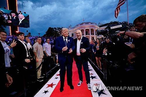 트럼프 대통령과 데이나 화이트 UFC 회장  [로이터=연합뉴스. 재판매 및 DB 금지]