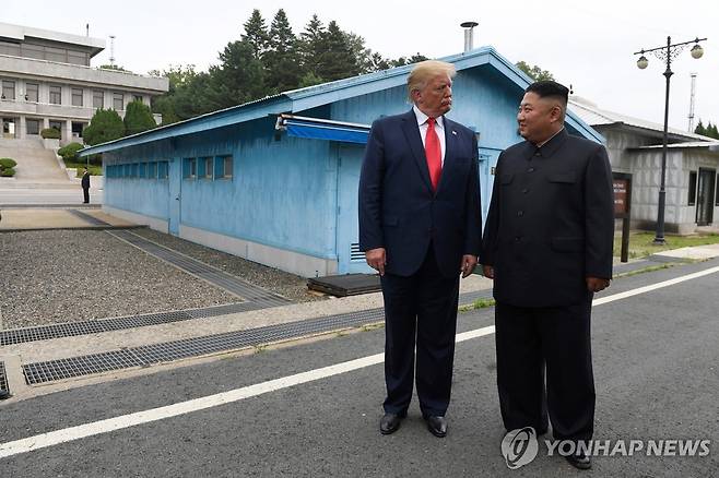 2019년 6월30일 판문점에서 만난 북미정상 [AP=연합뉴스 자료사진. 재판매 및 DB 금지]