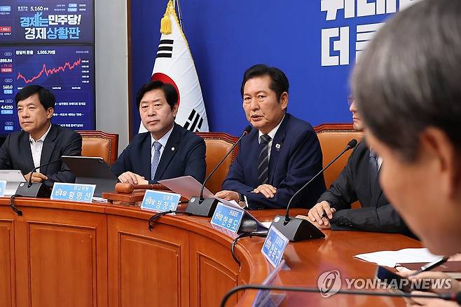 정청래 대표, 최고위원회의에서 발언 (서울=연합뉴스) 황광모 기자 = 더불어민주당 정청래 대표가 15일 국회에서 열린 최고위원회의에서 발언하고 있다. 2026.6.15 hkmpooh@yna.co.kr