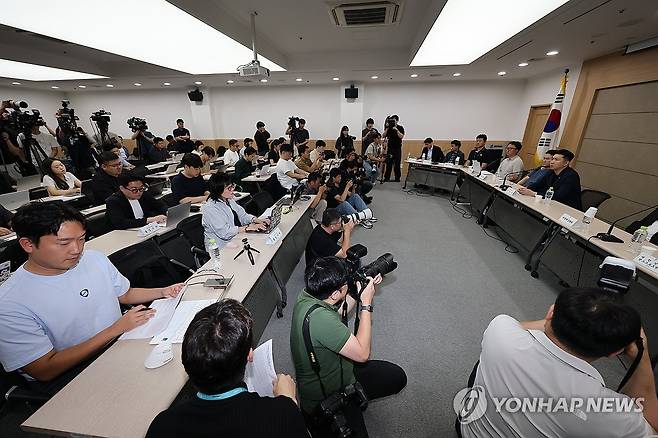 개표소 시위 11일째 장기화, 기자회견 하는 유승민 대한체육회장 (서울=연합뉴스) 박동주 기자 = 6·3지방선거 투표용지 부족 사태로 촉발된 잠실 개표소 봉쇄 시위가 11일째 이어진 15일 서울 송파구 서울올림픽파크텔에서 열린 대한체육회 및 올림픽공원 핸드볼경기장 입주 경기단체 기자회견에서 유승민 대한체육회장이 발언하고 있다. 2026.6.15 pdj6635@yna.co.kr