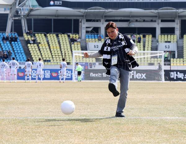 지난 3월 8일 성남FC K리그2 정규리그 개막전에서 시축하고 있다.