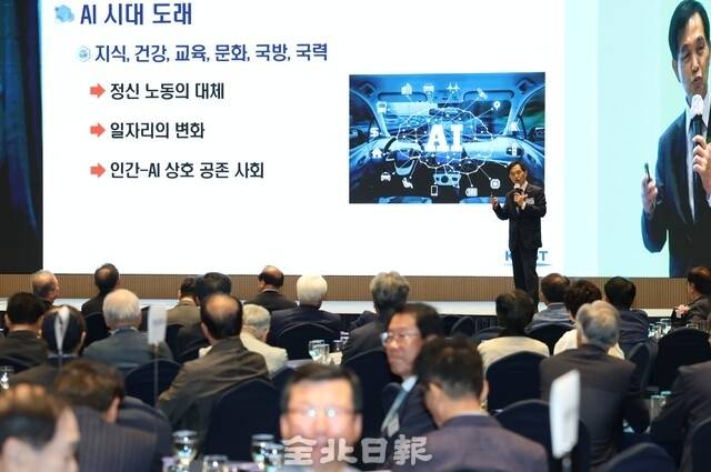 16일 이광형 KAIST 총장이 AI를 적극 활용해야 한다고 강조하고 있다. /조현욱 기자