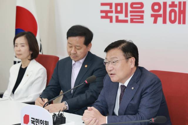 국민의힘 정점식 원내대표가 15일 국회를 찾은 구윤철 부총리 겸 재정경제부 장관과 만나 인사말하고 있다. 연합뉴스