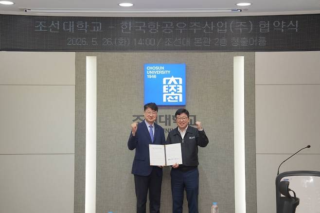 박경은 KAI CS부문장과 김춘성 조선대학교 총장이 인재양성 교육과정 공동개발을 위한 계약을 체결했다. 사진=한국항공우주산업(KAI) 제공