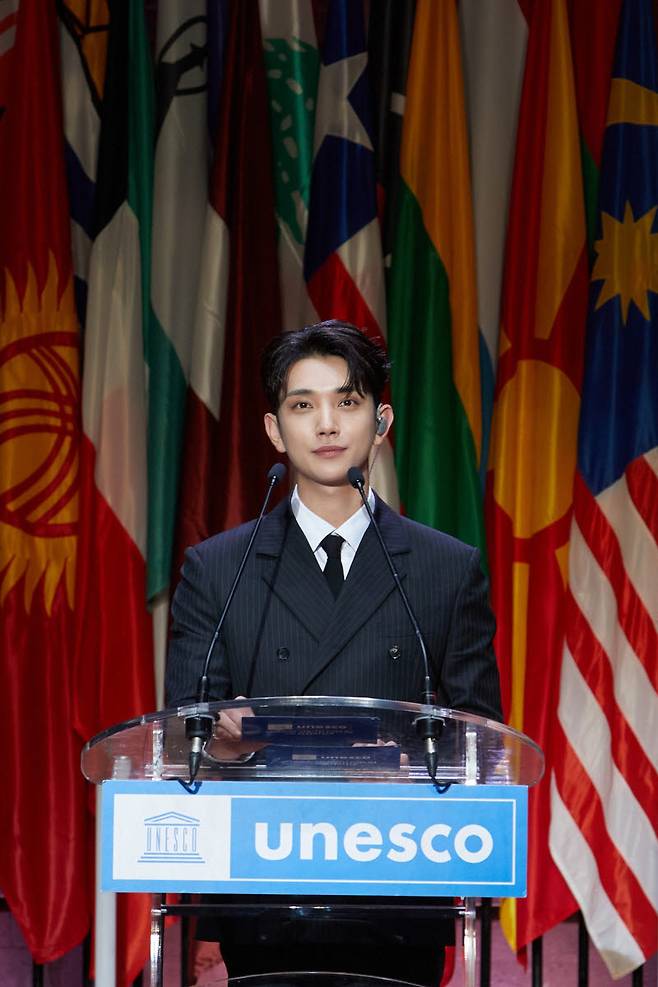 조슈아가 2023년 11월 열린 제13회 '유네스코 청년포럼'에서 연설하고 있다.(사진=플레디스엔터테인먼트)