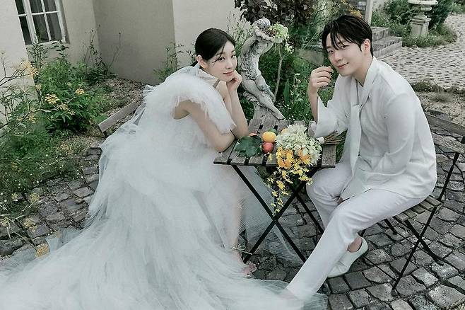 Forestella member Ko Woo-rim personally addressed a mistake he made due to nervousness on the day of his wedding ceremony with former figure skater Kim Yuna. The couple first met at the 2018 All That Skate ice show and tied the knot in 2022 after four years of dating.Shin Dong-yup served as the master of ceremonies, and all members of Forestella sang a congratulatory song to bless the couples future. Recalling the tense atmosphere on the day of the wedding, Ko Woo-rim shared an anecdote from that time.