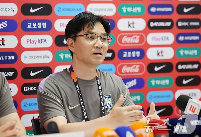 대한민국 축구 국가대표팀의 한덕현 멘털 코치(중앙대 정신의학과 교수)가 15일(현지시간) 멕시코 과달라하라 인근 사포판 치바스 바예 베르데에서 취재진의 질문에 답하고 있다. 2026.6.16 ⓒ 뉴스1 박지혜 기자