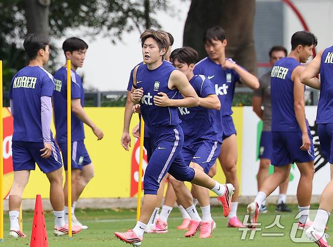 2026 북중미 월드컵에 출전하는 대한민국 축구 국가대표팀 이강인이 15일(현지시간) 멕시코 과달라하라 인근 사포판에 위치한 베이스캠프 훈련장 치바스 바예 베르데에서 훈련을 하고 있다. 2026.6.16 ⓒ 뉴스1 임세영 기자