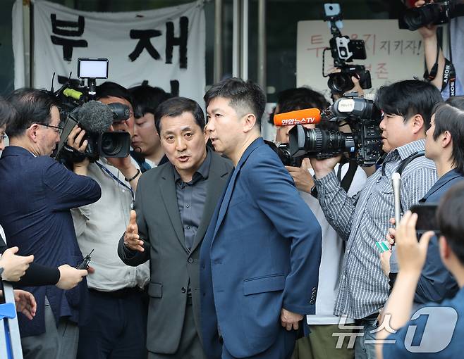 유승민 대한체육회장이 16일 6·3 지방선거 투표용지 부족 사태에 반발한 시민들이 시위를 이어가고 있는 서울 올림픽공원 핸드볼경기장을 찾아 진입을 기다리고 있다. (공동취재) 2026.6.16 ⓒ 뉴스1 김도우 기자