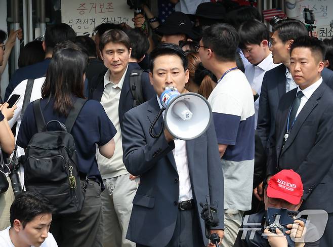 6·3 지방선거 투표용지 부족 사태로 시작한 서울 송파구 올림픽공원 핸드볼경기장 일대 ‘개표소 봉쇄 시위’가 이어지는 가운데 16일 장동혁 국민의힘 대표가 발언하고 있다. (공동취재) 2026.6.16 ⓒ 뉴스1 김도우 기자
