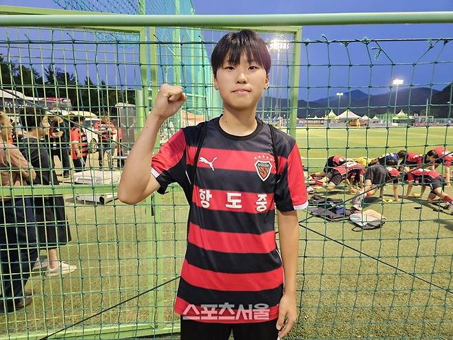 경북포항영도중학교 김하율이 15일 합천군민체육공원에서 열린 2026 스포츠케이션 명품도시 합천에서 펼쳐진 제34회 여왕기 전국여자축구대회 중등부 2조 경기를 마친 후 본지와 인터뷰에 응하고 있다. 합천 | 강윤식 기자 skywalker@sportsseoul.com