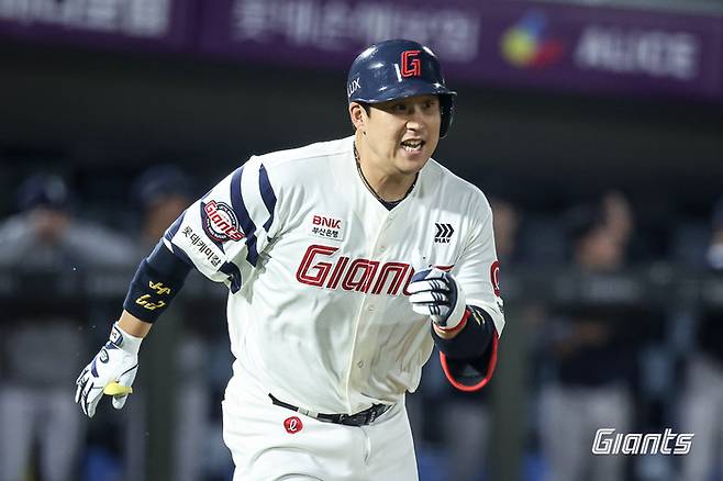 롯데 유강남이 14일 사직구장에서 열린 2026 KBO리그 NC와 경기에서 2루타를 치고 있다. 사진 | 롯데 자이언츠