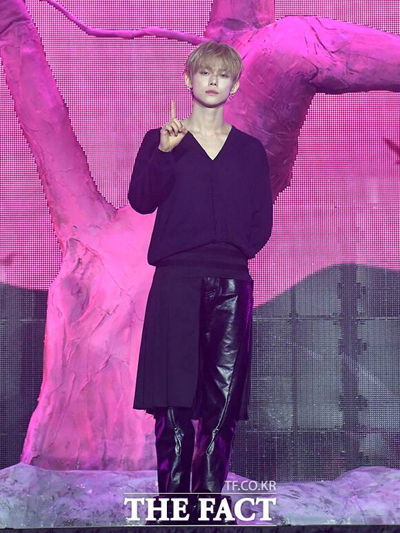 그룹 투모로우바이투게더(TXT)의 연준이 오는 7월 10일 솔로로 컴백한다. 사진은 지난 4월 13일 오후 서울 성북구 고려대학교 화정체육관에서 열린 미니 8집 '7TH YEAR(세븐스 이어): 가시덤불에 잠시 바람이 멈췄을 때' 발매 기념 쇼케이스에 참석한 모습. /박상민 기자