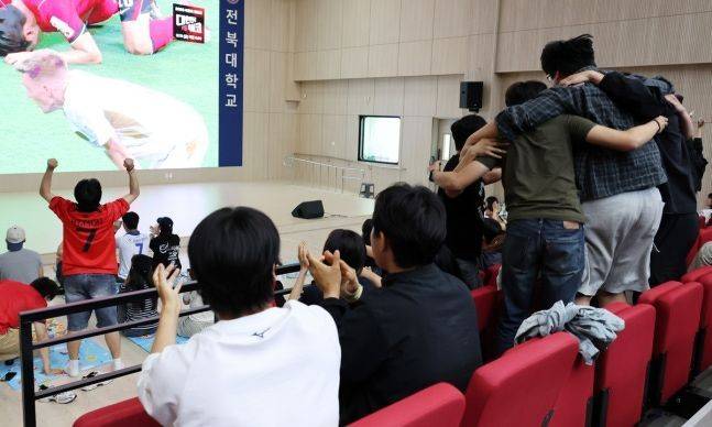 2026 북중미 월드컵 대한민국과 체코의 조별리그 첫 경기가 열린 지난 12일 오전, 전북대학교 학생타운 4층 민주강당에 모인 학생들이 2대1로 승리하자 환호하고 있다. 연합뉴스