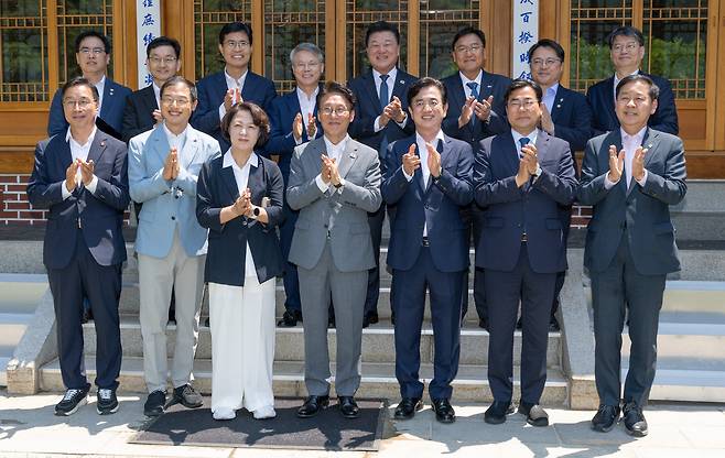 김민석 국무총리와 구윤철 부총리 겸 재정경제부 장관이 15일 오후 서울 종로구 국무총리 서울공관에서 추미애 경기도지사 당선인을 비롯한 광역단체장 당선자들과 간담회 기념촬영을 하고 있다. /뉴스1